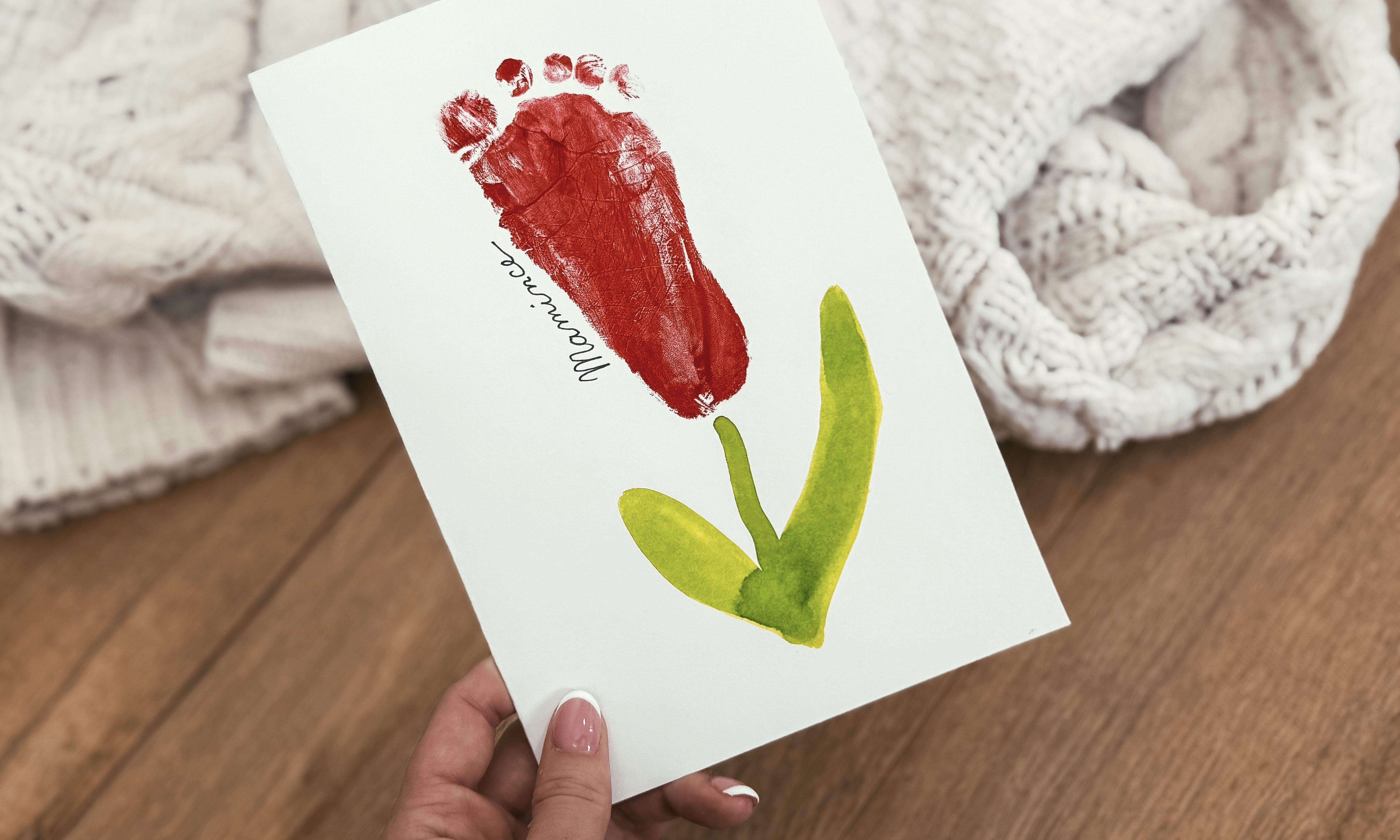 Papírové přání pro maminku s tulipánem vytvořené pomocí otisku dětské nohy s věnováním pro maminku